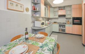 2 Bedroom Stunning Apartment In Genova