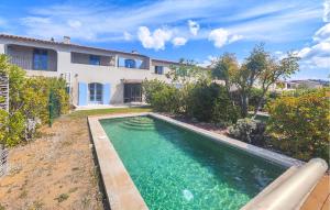 Maisons de vacances Beautiful Home In Saint-laurent-de-la-ca With Kitchen : photos des chambres