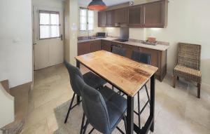 Maisons de vacances Cozy Home In Saint-Laurent-De-La-Cabrerisse : photos des chambres