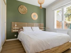 Maisons de vacances Maison renovee 2023 a 300m de la mer avec terrasse, jardin clos, clim et wifi - FR-1-306-1270 : photos des chambres