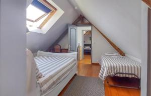 Maisons de vacances 2 Bedroom Lovely Home In Bourville : photos des chambres