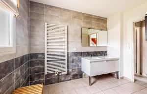 Maisons de vacances Stunning Home In Saint-georges-de-didon With Kitchen : photos des chambres