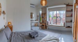 NEW Cozy, smart, flat above Ubuds roofs - Western Standard