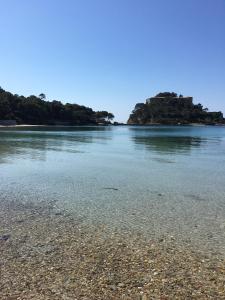 Appartements Appartement T3 lumineux traversant totalement neuf en face de la plage Front de mer vue sur les iles Vue mer panoramique assuree Residence de la plage centre ville du Lavandou 3eme etage avec ascenseur Appartement T3 : photos des chambres