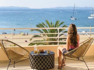 Appartements Appartement T3 lumineux traversant totalement neuf en face de la plage Front de mer vue sur les iles Vue mer panoramique assuree Residence de la plage centre ville du Lavandou 3eme etage avec ascenseur Appartement T3 : photos des chambres