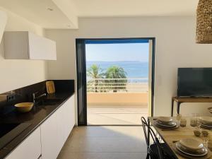 Appartements Appartement T3 lumineux traversant totalement neuf en face de la plage Front de mer vue sur les iles Vue mer panoramique assuree Residence de la plage centre ville du Lavandou 3eme etage avec ascenseur Appartement T3 : photos des chambres