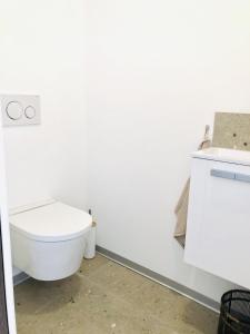 Appartements Appartement T3 lumineux traversant totalement neuf en face de la plage Front de mer vue sur les iles Vue mer panoramique assuree Residence de la plage centre ville du Lavandou 3eme etage avec ascenseur Appartement T3 : photos des chambres