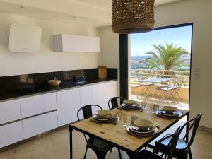 Appartements Appartement T3 lumineux traversant totalement neuf en face de la plage Front de mer vue sur les iles Vue mer panoramique assuree Residence de la plage centre ville du Lavandou 3eme etage avec ascenseur Appartement T3 : photos des chambres