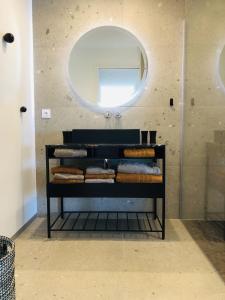 Appartements Appartement T3 lumineux traversant totalement neuf en face de la plage Front de mer vue sur les iles Vue mer panoramique assuree Residence de la plage centre ville du Lavandou 3eme etage avec ascenseur Appartement T3 : photos des chambres