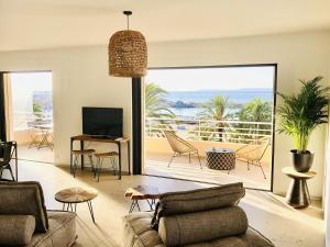 Appartements Appartement T3 lumineux traversant totalement neuf en face de la plage Front de mer vue sur les iles Vue mer panoramique assuree Residence de la plage centre ville du Lavandou 3eme etage avec ascenseur Appartement T3 : photos des chambres