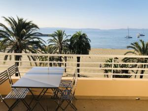 Appartements Appartement T3 lumineux traversant totalement neuf en face de la plage Front de mer vue sur les iles Vue mer panoramique assuree Residence de la plage centre ville du Lavandou 3eme etage avec ascenseur Appartement T3 : photos des chambres