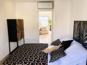 Appartements Appartement T3 lumineux traversant totalement neuf en face de la plage Front de mer vue sur les iles Vue mer panoramique assuree Residence de la plage centre ville du Lavandou 3eme etage avec ascenseur Appartement T3 : photos des chambres