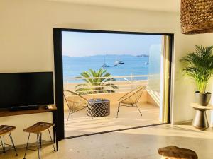 Appartements Appartement T3 lumineux traversant totalement neuf en face de la plage Front de mer vue sur les iles Vue mer panoramique assuree Residence de la plage centre ville du Lavandou 3eme etage avec ascenseur Appartement T3 : photos des chambres