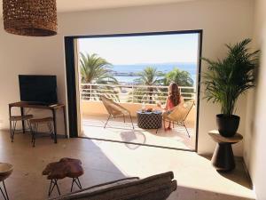 Appartements Appartement T3 lumineux traversant totalement neuf en face de la plage Front de mer vue sur les iles Vue mer panoramique assuree Residence de la plage centre ville du Lavandou 3eme etage avec ascenseur Appartement T3 : photos des chambres