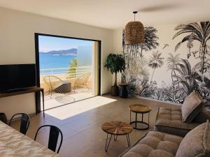 Appartements Appartement T3 lumineux traversant totalement neuf en face de la plage Front de mer vue sur les iles Vue mer panoramique assuree Residence de la plage centre ville du Lavandou 3eme etage avec ascenseur Appartement T3 : photos des chambres