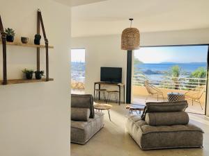 Appartements Appartement T3 lumineux traversant totalement neuf en face de la plage Front de mer vue sur les iles Vue mer panoramique assuree Residence de la plage centre ville du Lavandou 3eme etage avec ascenseur Appartement T3 : photos des chambres