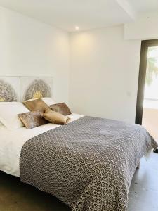 Appartements Appartement T3 lumineux traversant totalement neuf en face de la plage Front de mer vue sur les iles Vue mer panoramique assuree Residence de la plage centre ville du Lavandou 3eme etage avec ascenseur Appartement T3 : photos des chambres