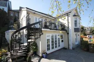 Just B -Town Centre, 2 x Double bedroom apartment with smart TV, full kitchen & great 1400 power shower! St Elmo Cottage - Дартмут