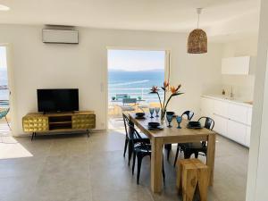 Appartements T3 FRONT de mer dernier etage vue mer Petit havre de paix pour vos vacances Emplacement unique vue mer panoramique a 180 degres pour ce T3 en face de la plage front de mer vue sur les iles 5 et dernier etage avec ascenseur : photos des chambres