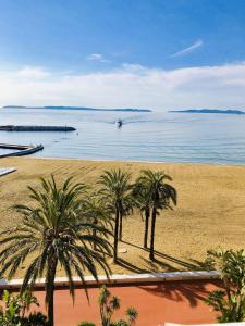 Appartements T3 FRONT de mer dernier etage vue mer Petit havre de paix pour vos vacances Emplacement unique vue mer panoramique a 180 degres pour ce T3 en face de la plage front de mer vue sur les iles 5 et dernier etage avec ascenseur : photos des chambres