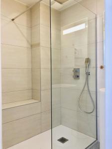 Appartements T3 FRONT de mer dernier etage vue mer Petit havre de paix pour vos vacances Emplacement unique vue mer panoramique a 180 degres pour ce T3 en face de la plage front de mer vue sur les iles 5 et dernier etage avec ascenseur : photos des chambres