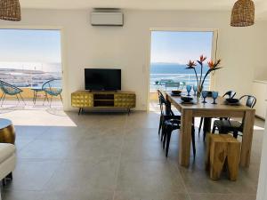 Appartements T3 FRONT de mer dernier etage vue mer Petit havre de paix pour vos vacances Emplacement unique vue mer panoramique a 180 degres pour ce T3 en face de la plage front de mer vue sur les iles 5 et dernier etage avec ascenseur : photos des chambres