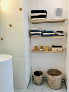 Appartements T3 FRONT de mer dernier etage vue mer Petit havre de paix pour vos vacances Emplacement unique vue mer panoramique a 180 degres pour ce T3 en face de la plage front de mer vue sur les iles 5 et dernier etage avec ascenseur : photos des chambres