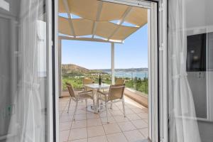 Sea view villa Manolis with private pool near the beach