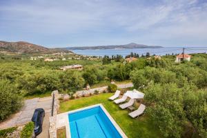 Sea view villa Manolis with private pool near the beach
