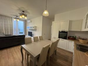 Sun Hill Green Coast, Palase