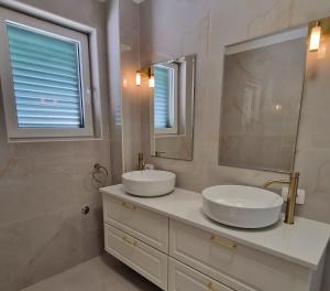 Holiday Home Nino with amazing swimming pool