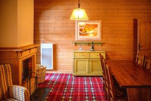 Arc 1950, Hameau du Glacier, Dernier étage , 63m2 , 5m de hauteur sous plafond dans le séjour, Cheminée, Balcon Sud, Piscine, ski aux pieds