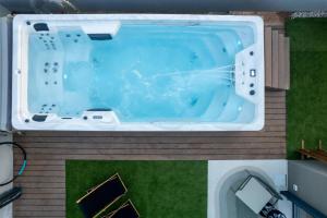 "CASA BELLA VITA" with large SPA and counter-current swimming near the beach!