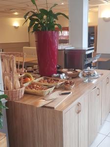 Hotels KYRIAD ORANGE Centre Ville - HOTEL & RESTAURANT & BAR - La Galerie d'Art des Princes - Provence Alpes Cote d'Azur - France - Proche A7-A9 - exit21- Chateauneuf-du-Pape Avignon Bollene Nimes - 24h-24h : photos des chambres