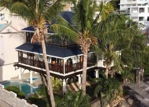 Villa Aglaia mit Pool, Garten und Palmen - La Gaulette