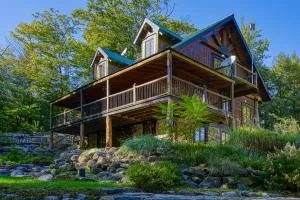 Grenville Gem: Luxury Chalet,Pool & Jacuzzi Oasis - LʼOrignal
