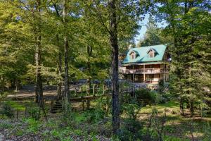 Grenville Gem: Luxury Chalet,Pool & Jacuzzi Oasis