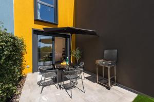 NEW stylish Casa Melisa with 2 gardens and BBQ facilities!