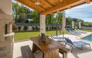 Awesome Apartment In Porec With Wifi