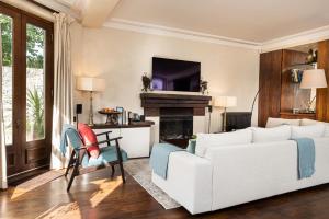 A Chelsea Retreat - 2 Bedroom with Garden and Parking