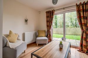 Stylish & spacious 3 bedroom entire house in Lisburn with parking