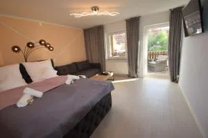 Bliss Place - 1R Premium Apartment - Kingsize Bett, Smart TV, Küche, Balkon, Waschkeller - Biederitz