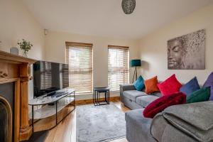 Stylish & spacious 3 bedroom entire house in Lisburn with parking