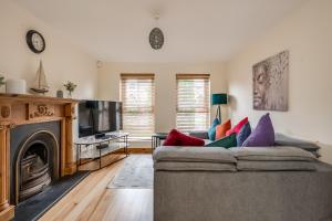 Stylish & spacious 3 bedroom entire house in Lisburn with parking