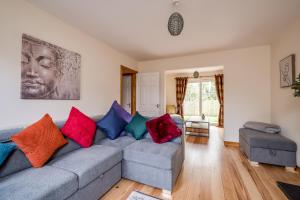 Stylish & spacious 3 bedroom entire house in Lisburn with parking