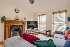 Stylish & spacious 3 bedroom entire house in Lisburn with parking