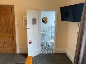 Peaceful garden view double with ensuite in house opposite beach, with access to private garden and bike store