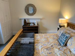 Peaceful garden view double with ensuite in house opposite beach, with access to private garden and bike store