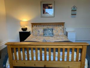 Peaceful garden view double with ensuite in house opposite beach, with access to private garden and bike store