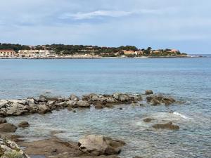 Maisons de vacances Casa Vista Bella - Maison en Corse avec grande terrasse et acces direct a la mer, Marine de Sant'Ambroggio entre Calvi et L'Ile Rousse : photos des chambres